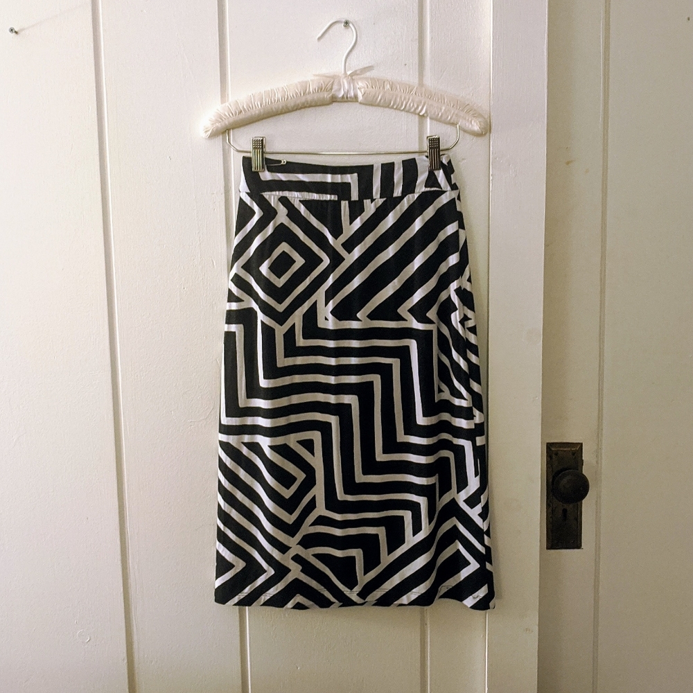 Maxi black & white geometric shapes